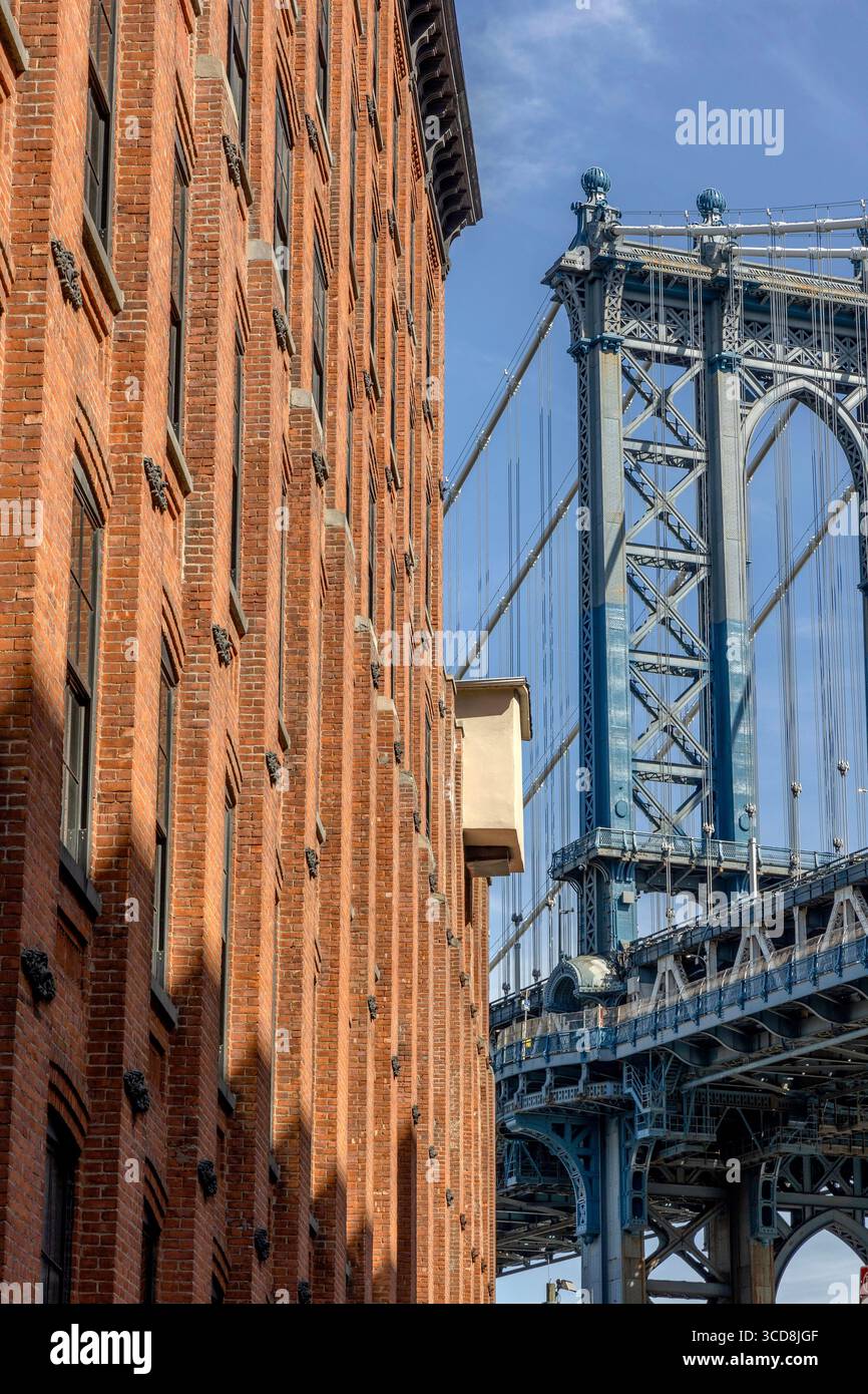 Vue sur le pont de Manhattan depuis DUMBO, Queens, New York City, USA, avec un horizon urbain avec Washington Street au premier plan Banque D'Images
