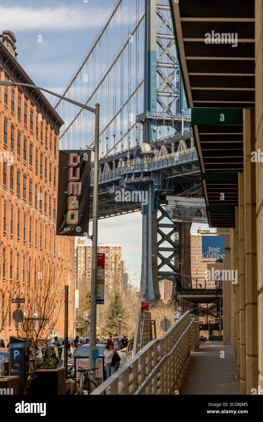 Vue sur le pont de Manhattan depuis DUMBO, Queens, New York City, USA, avec un horizon urbain avec Washington Street au premier plan Banque D'Images