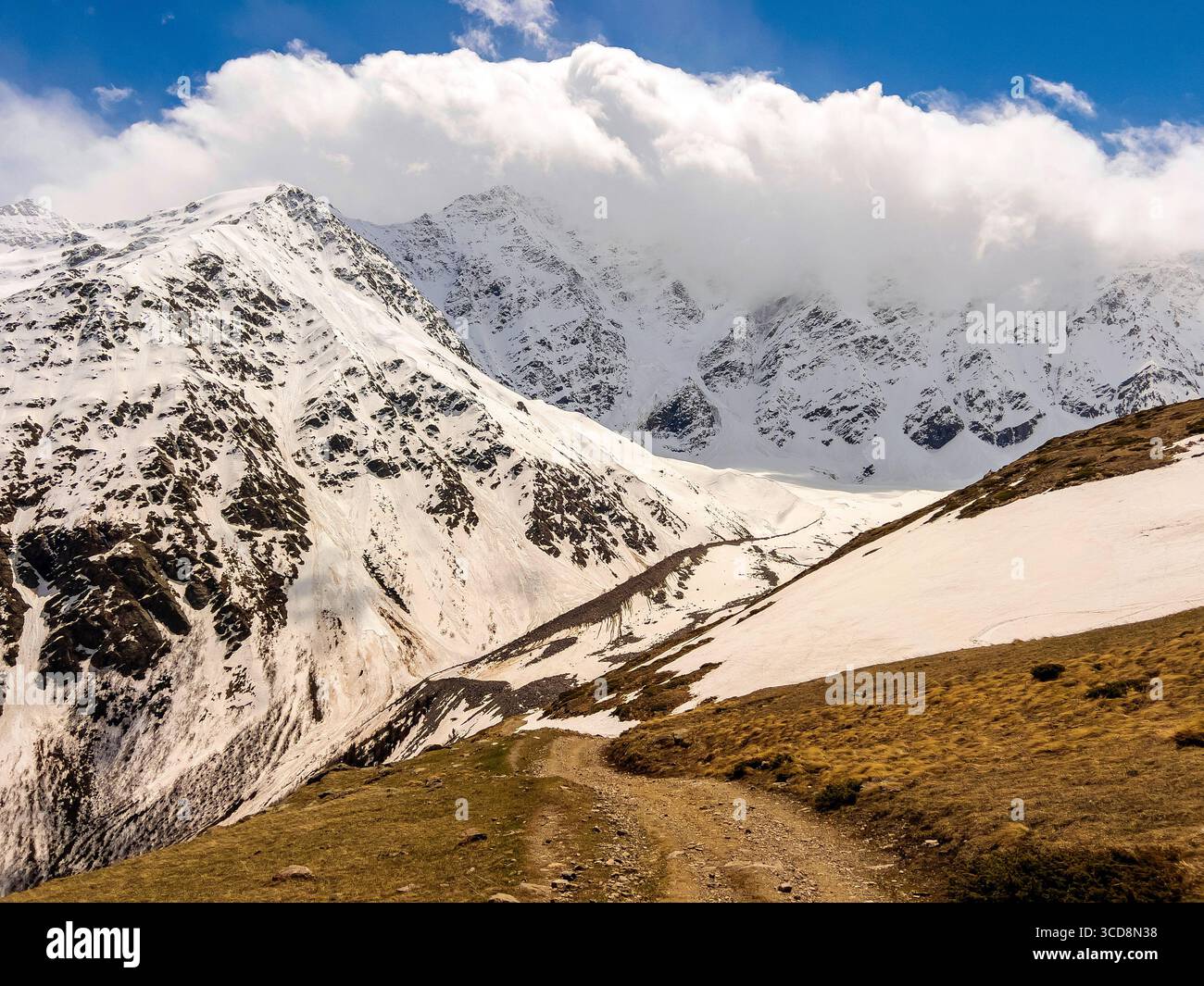 Montagnes du Caucase, chaîne de montagnes Elbrus sous ciel bleu et nuages blancs. Banque D'Images