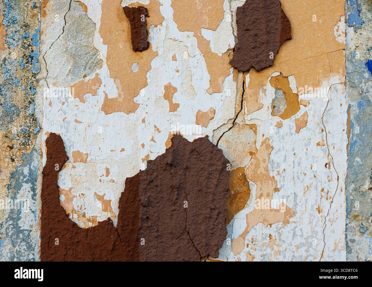 Mur extérieur de bâtiment en stuc en béton effrayant avec peinture écaillée Banque D'Images Mur extérieur de bâtiment en stuc en béton effrayant avec peinture écaillée Banque D'Images