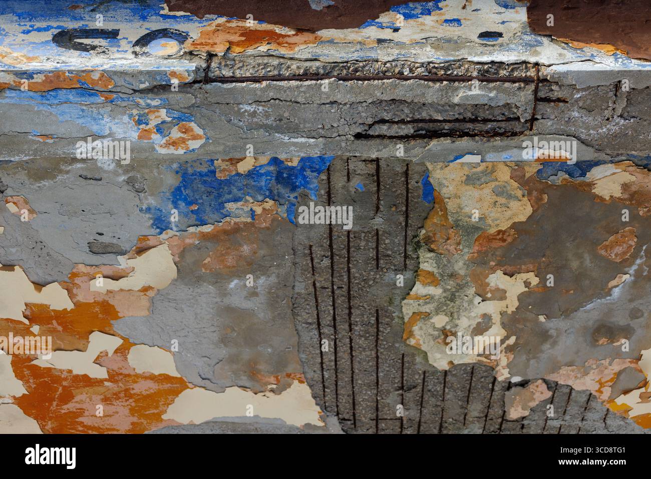 Mur extérieur de bâtiment en stuc en béton effrayant avec peinture écaillée Banque D'Images Mur extérieur de bâtiment en stuc en béton effrayant avec peinture écaillée Banque D'Images