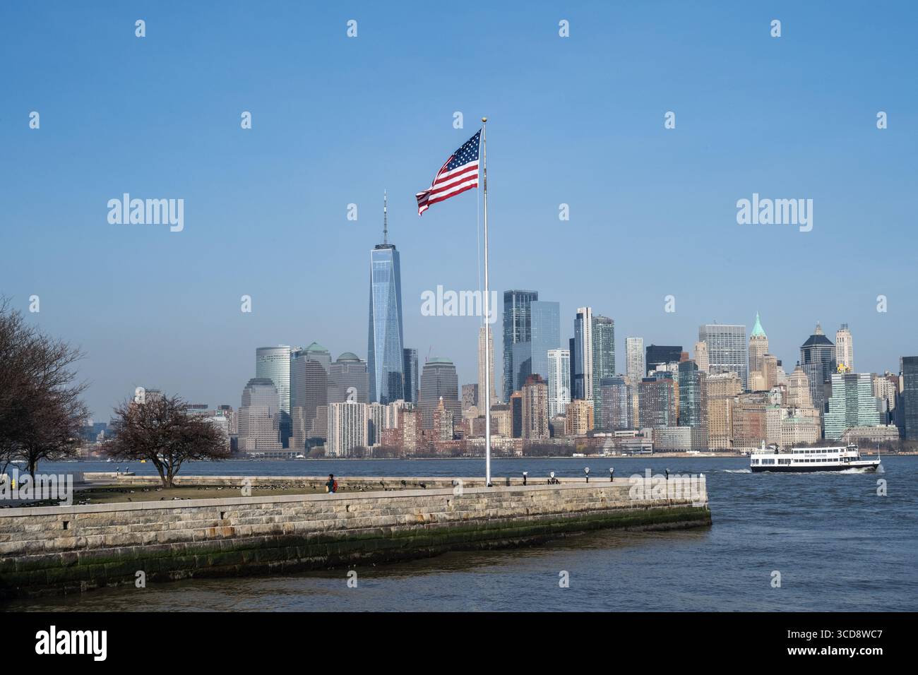 Vue du coin de Liberty Island en direction de Manhattan, New York Banque D'Images