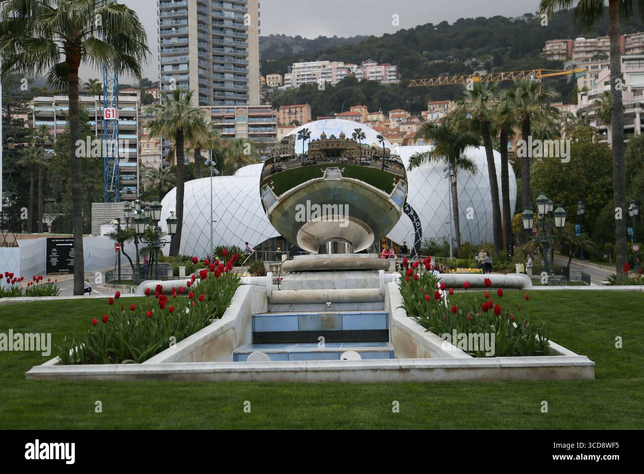 La sculpture Sky Mirror d'Anish Kapoor située à l'extérieur du Casino de Monte-Carlo, Monaco Banque D'Images