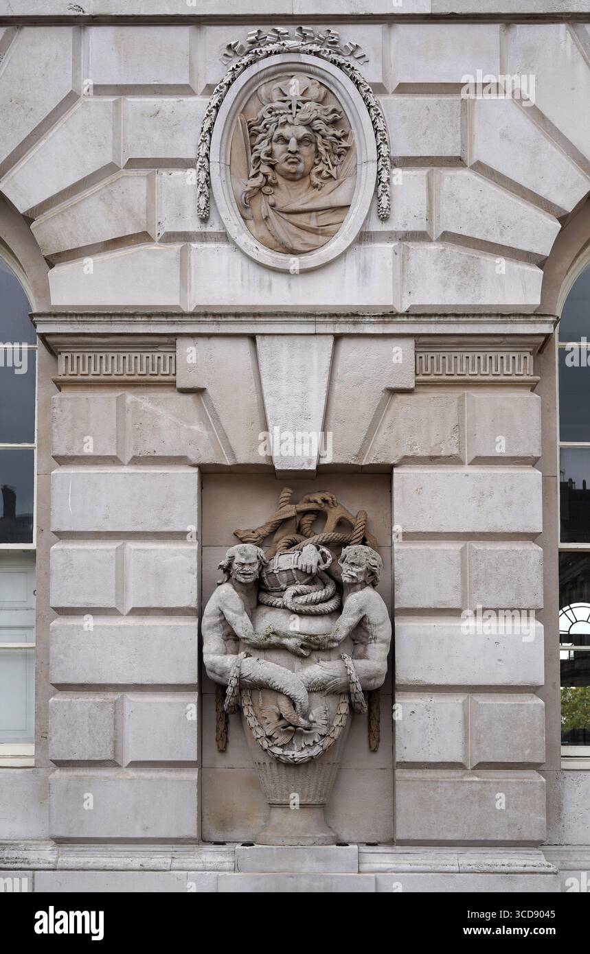 Somerset House à Londres, datant des années 1780, abritait autrefois les bureaux de la marine britannique, et les sculptures en pierre sur son extérieur ont des objets nautiques Banque D'Images