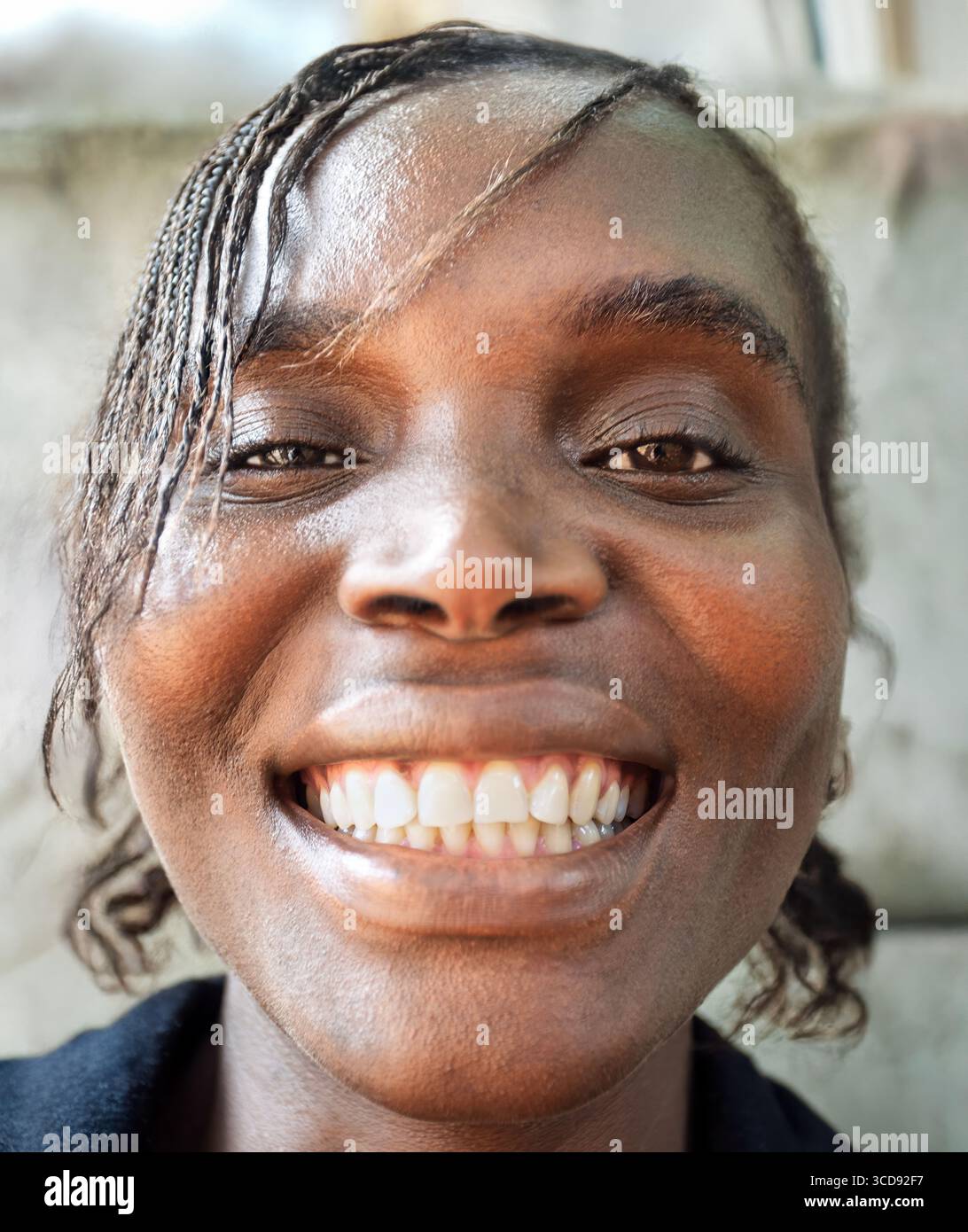 dents parfaites, comment votre dentiste raconte l'histoire de la santé, femme africaine célibataire souriante avec un grand sourire dentaire Banque D'Images