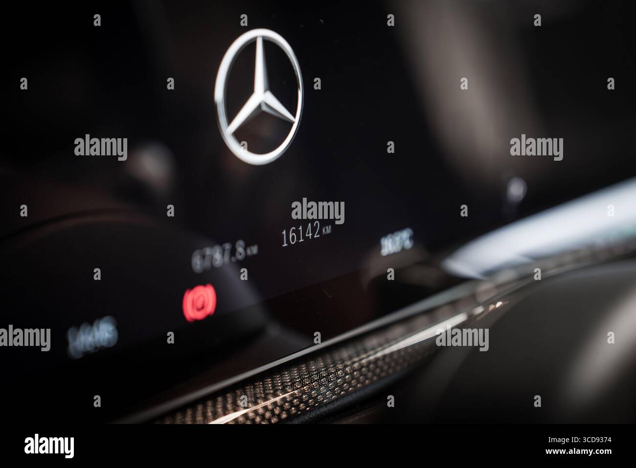 Gros plan du groupe d'instruments numériques Mercedes avec garniture en fibre de carbone Banque D'Images