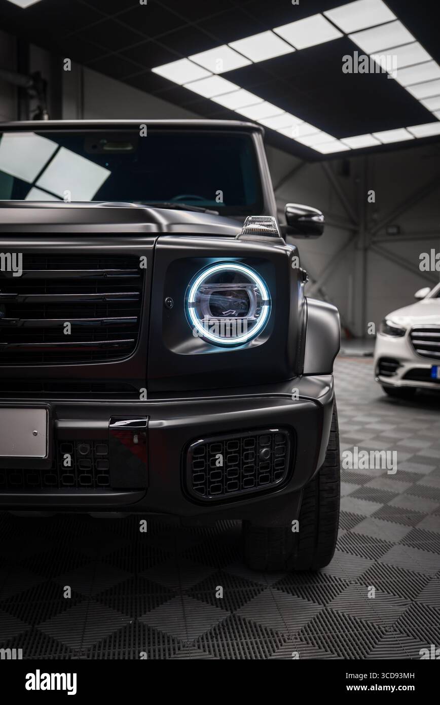 Gros plan de la façade noire Mercedes AMG classe G en intérieur Banque D'Images