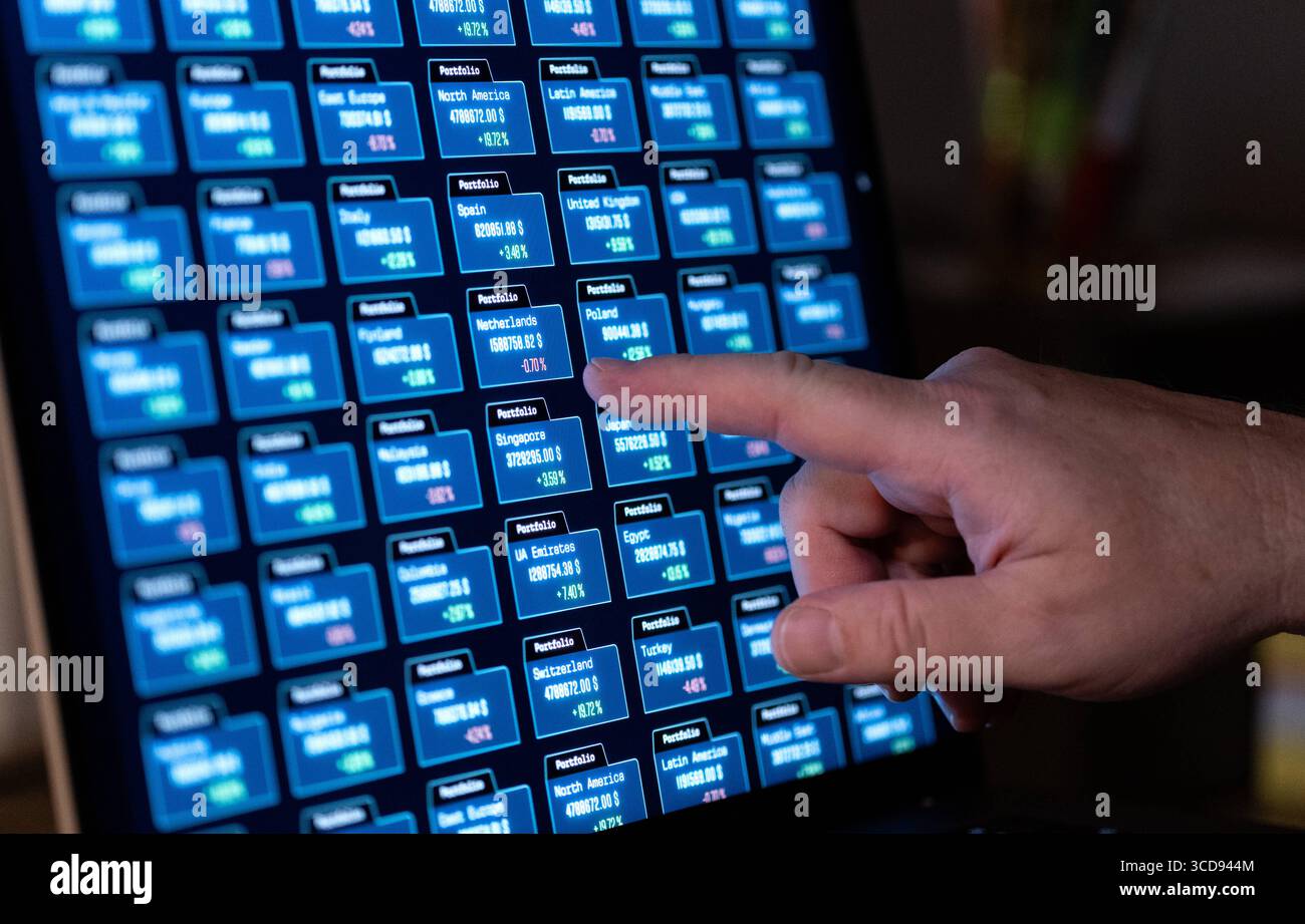 Main pointant vers divers portefeuilles d'actions sur un écran d'ordinateur. Main pointant vers divers portefeuilles d'actions sur un écran d'ordinateur. Investissement, gestion de portefeuille, marekts financiers, données, trading, waelth, business. Stock market screen B97A8613 Banque D'Images