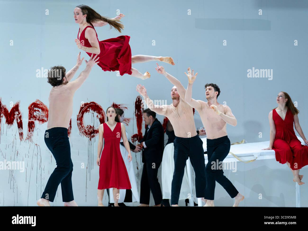 Édimbourg, Écosse, Royaume-Uni. 12 août 2025. Images de répétition de l'opéra de Gluck Orpheus et Eurydice dans le cadre du Festival international d'Édimbourg. Réunissant la compagnie de cirque contemporaine australienne Circa avec le Scottish Chamber Orchestra et un chœur du Scottish Opera, cette production de l'Opera Queensland insufflera un nouveau souffle à l'ancien mythe. Crédit ; Iain Masterton/Alamy Live News Banque D'Images