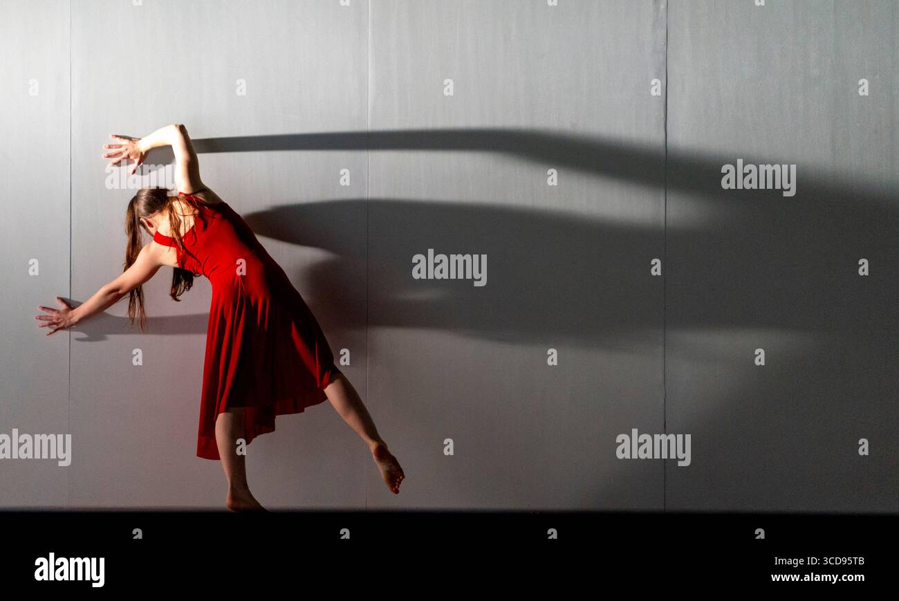 Édimbourg, Écosse, Royaume-Uni. 12 août 2025. Images de répétition de l'opéra de Gluck Orpheus et Eurydice dans le cadre du Festival international d'Édimbourg. Réunissant la compagnie de cirque contemporaine australienne Circa avec le Scottish Chamber Orchestra et un chœur du Scottish Opera, cette production de l'Opera Queensland insufflera un nouveau souffle à l'ancien mythe. Crédit ; Iain Masterton/Alamy Live News Banque D'Images