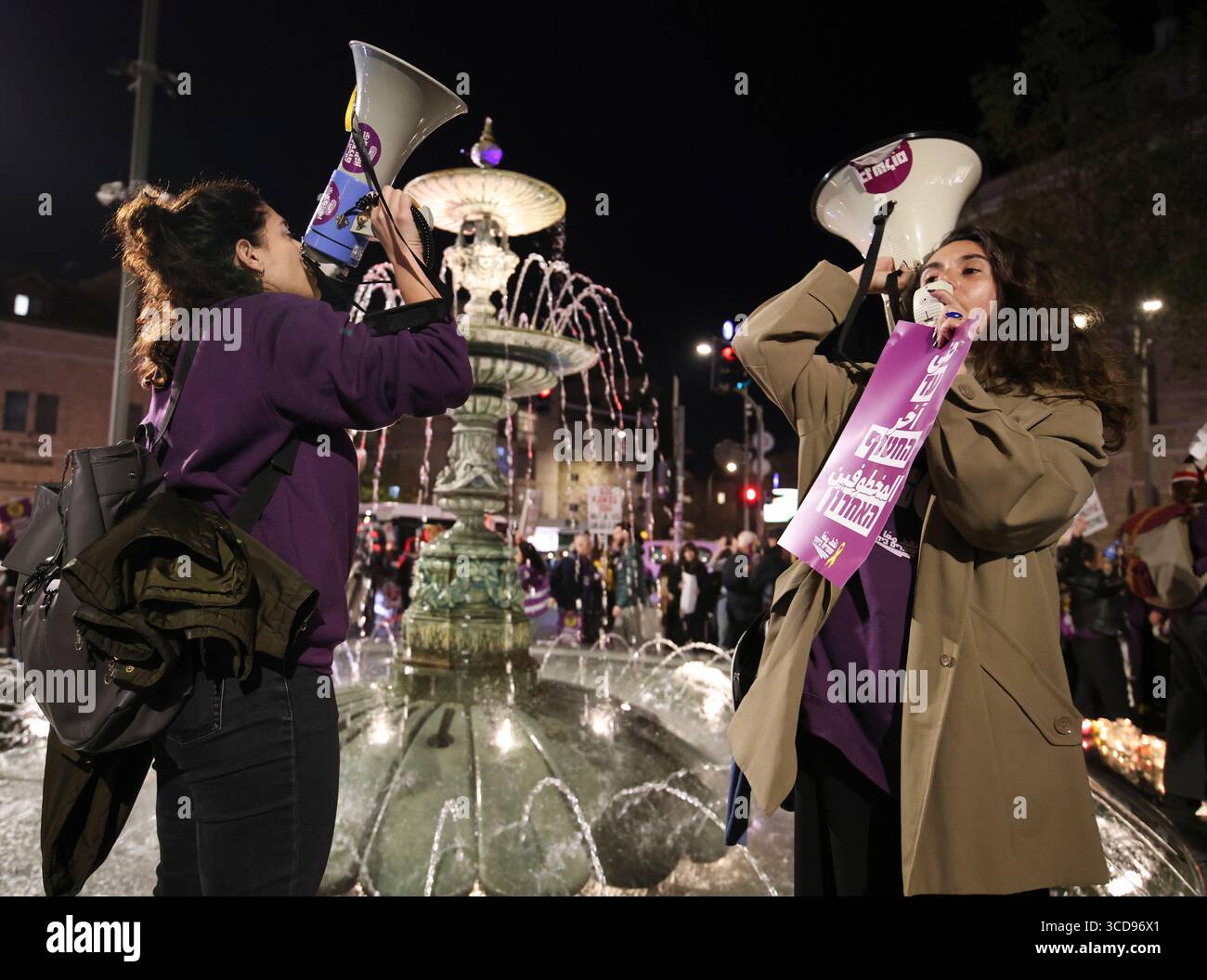 Des manifestants et des militants dirigés par le mouvement juif-arabe debout ensemble manifestent sur la place de Paris avant de marcher sur la place Sion à Jérusalem. Banque D'Images