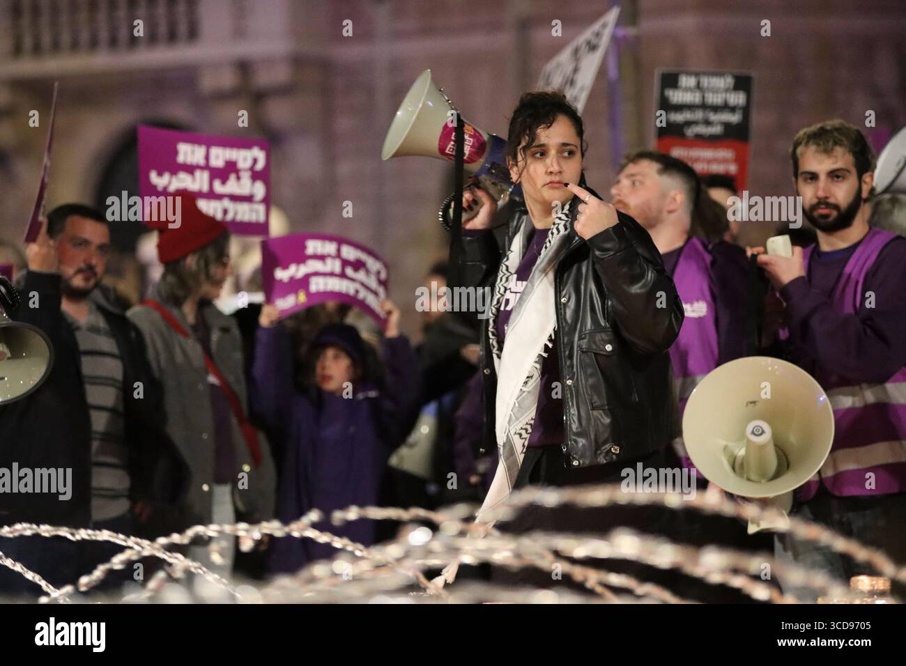 Des manifestants et des militants dirigés par le mouvement juif-arabe debout ensemble manifestent sur la place de Paris avant de marcher sur la place Sion à Jérusalem. Banque D'Images