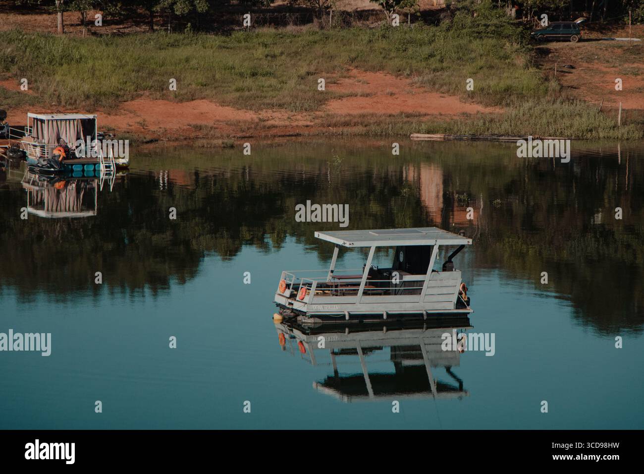 Péniche sur une rivière calme reflet Banque D'Images