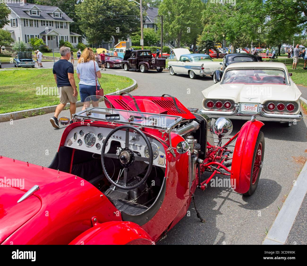 Spectateurs autour de 1935 voiture de sport Squire exposée à la 4e édition annuelle du New England Summer Classic car Show au centre-ville d'Andover, Massachusetts, le 13 juillet 2025 Banque D'Images