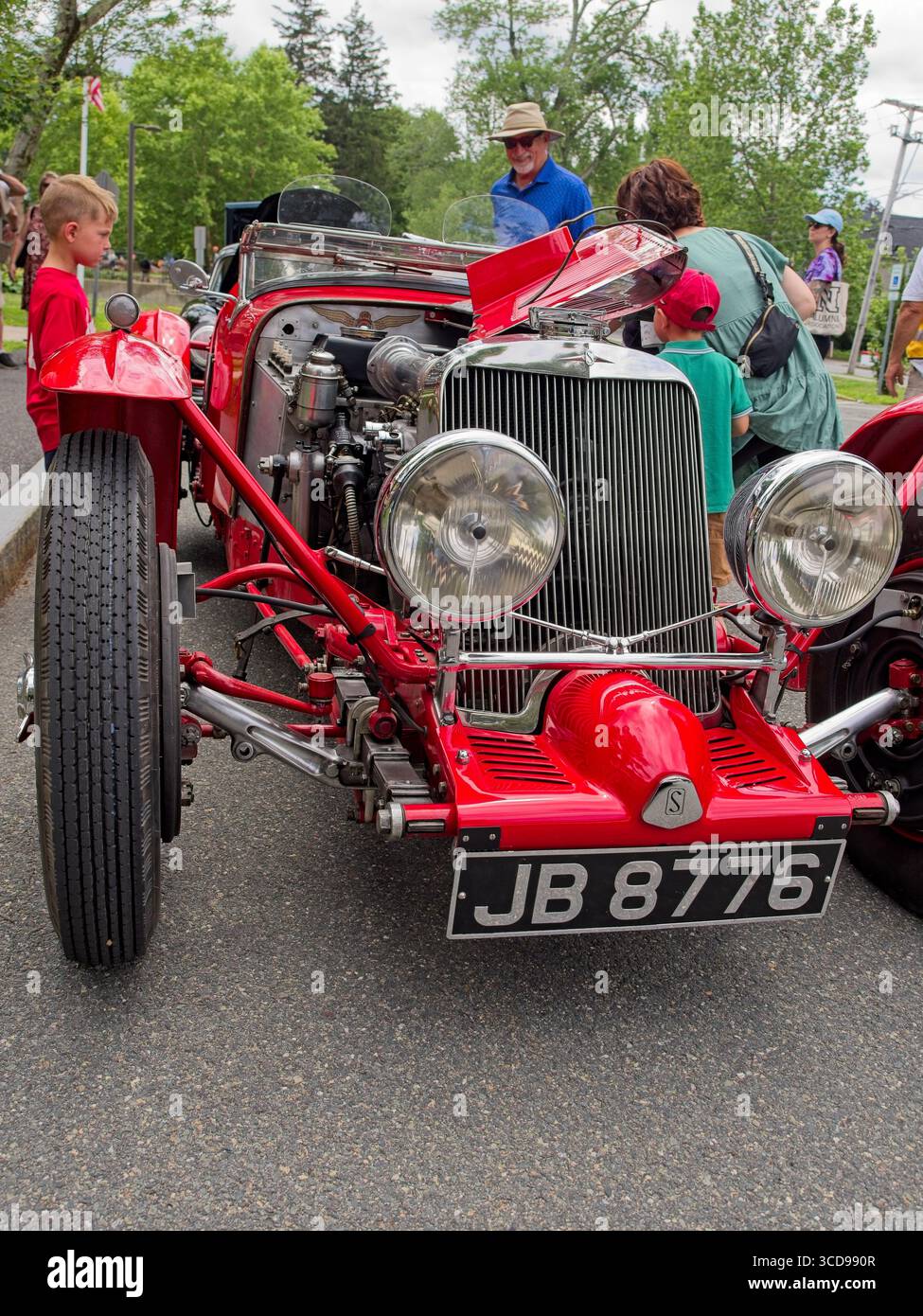 Spectateurs autour de 1935 voiture de sport Squire exposée à la 4e édition annuelle du New England Summer Classic car Show au centre-ville d'Andover, Massachusetts, le 13 juillet 2025 Banque D'Images