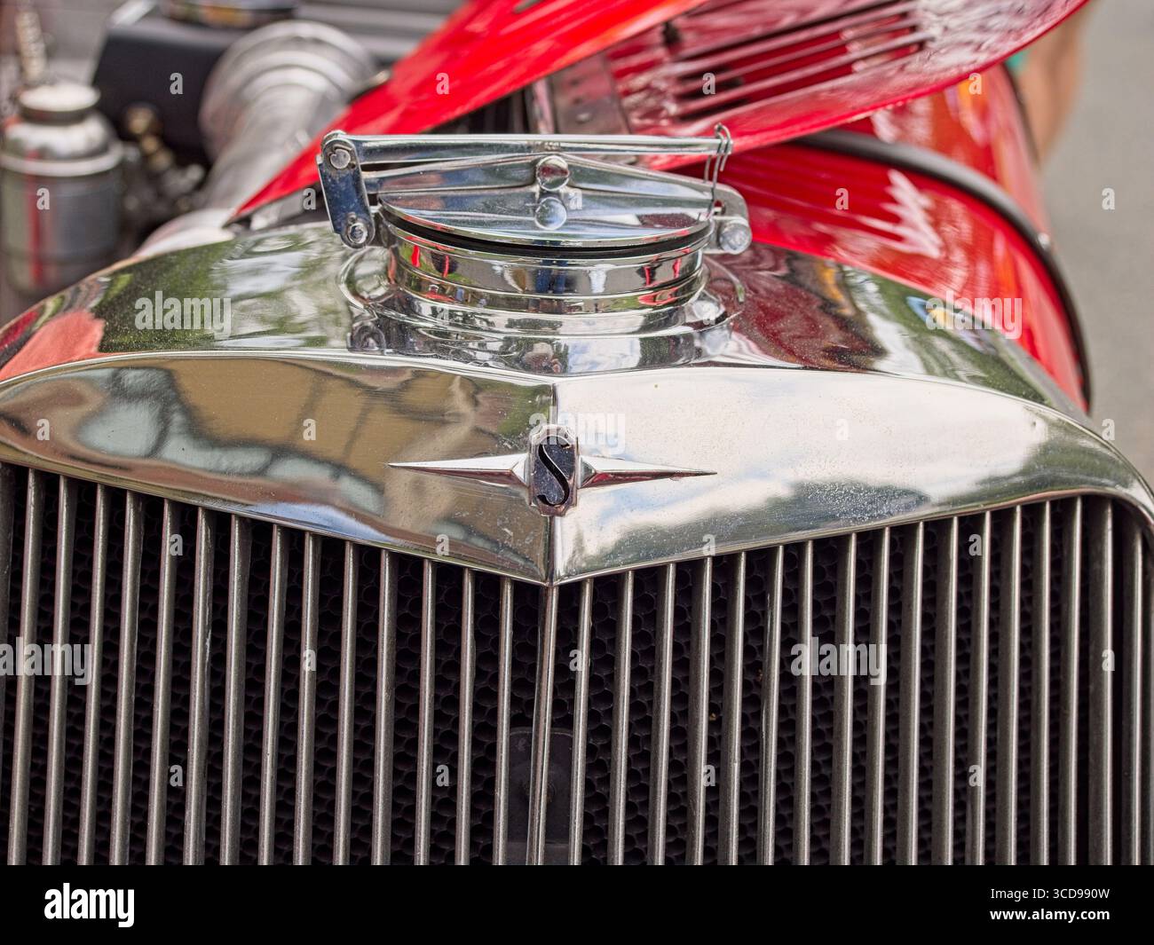 Radiateur chromé de voiture de sport vintage 1935 Squire au 4e salon annuel de voitures classiques d'été de la Nouvelle-Angleterre au centre-ville d'Andover, Massachusetts, le 13 juillet 2025 Banque D'Images