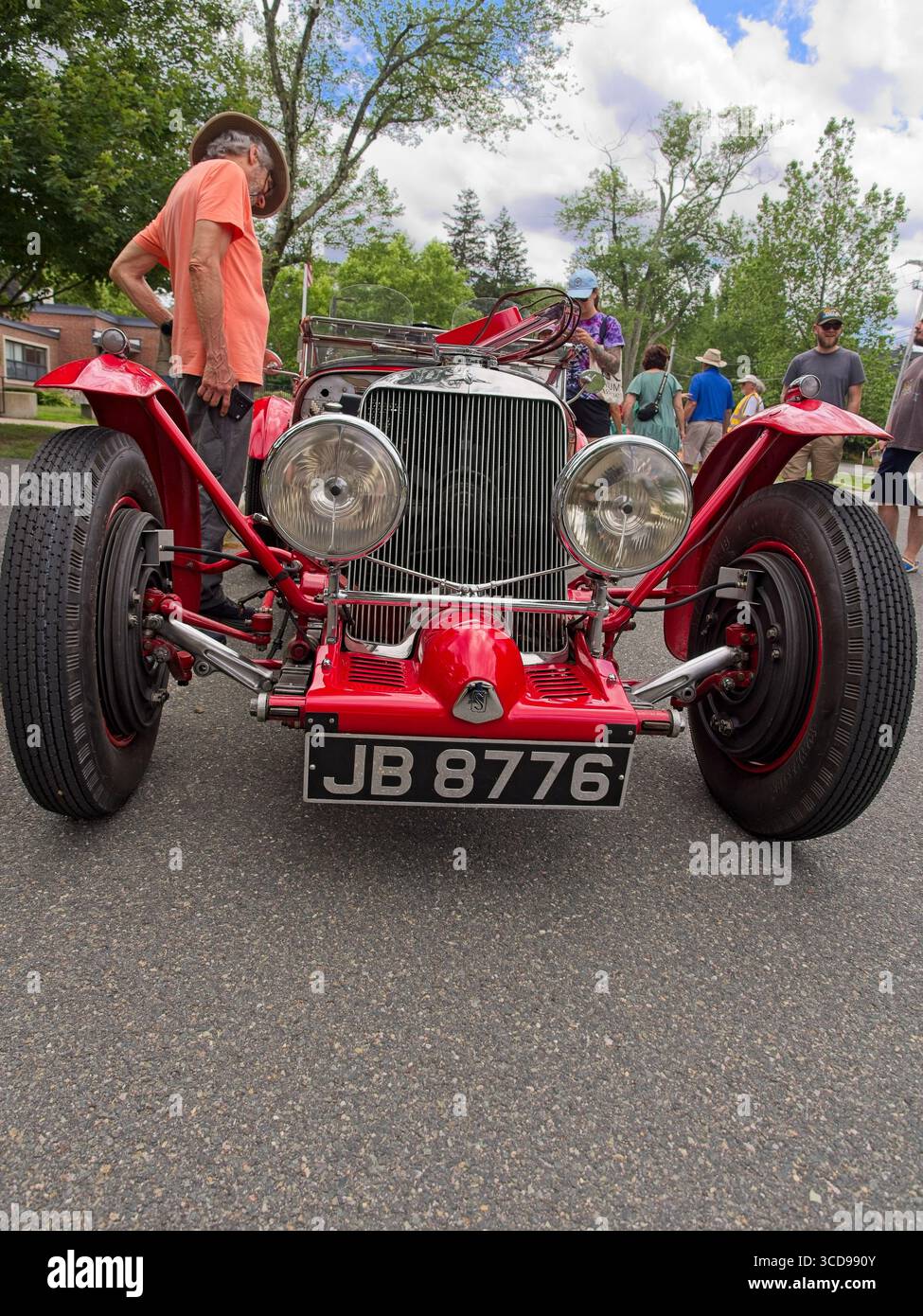Les spectateurs admirent la voiture de sport Squire 1935 exposée au 4e salon annuel de voitures classiques d'été de la Nouvelle-Angleterre dans le centre-ville d'Andover, Massachusetts, le 13 juillet 2025 Banque D'Images
