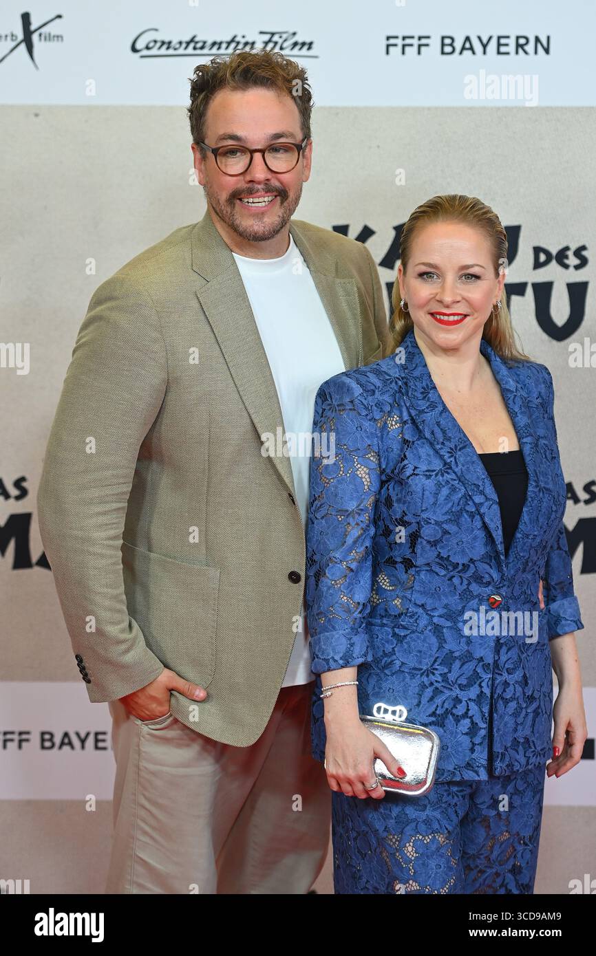 Munich, Allemagne. 12 août 2025. Jan van Weyde et Jasmin Schwiers. La première cinématographique du CANOË DE MANITOU le 12 août 2025, au Mathaeser Kino de Munich. Crédit : dpa Picture alliance/Alamy Live News Banque D'Images