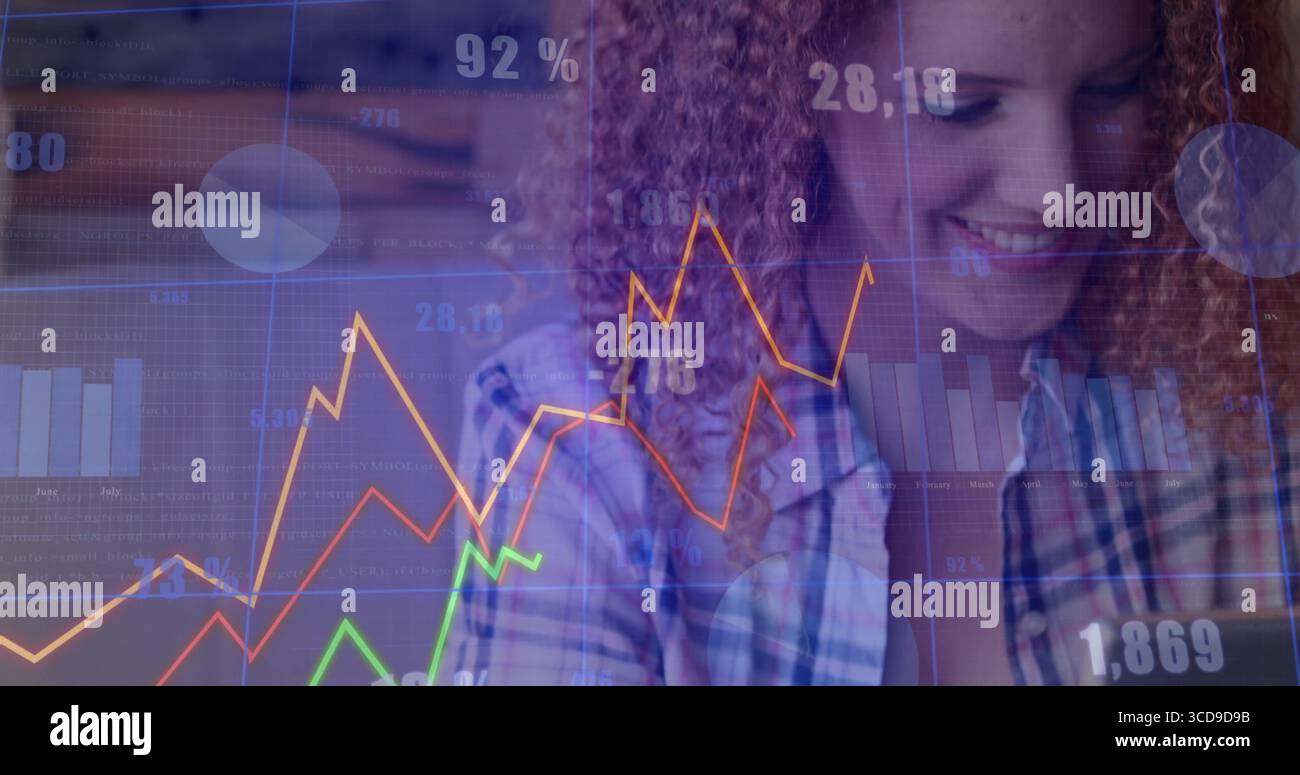 Analyse de données femme dans la chemise à carreaux examinant les graphiques linéaires, graphiques à barres au bureau, espace de copie Banque D'Images