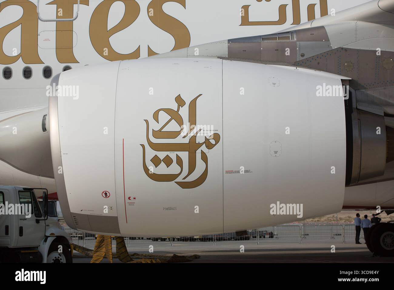 Gros plan sur le moteur Airbus A380 d'Emirates avec logo arabe, présentant la marque de la compagnie aérienne, les détails de l'avion et l'ingénierie aéronautique. Banque D'Images