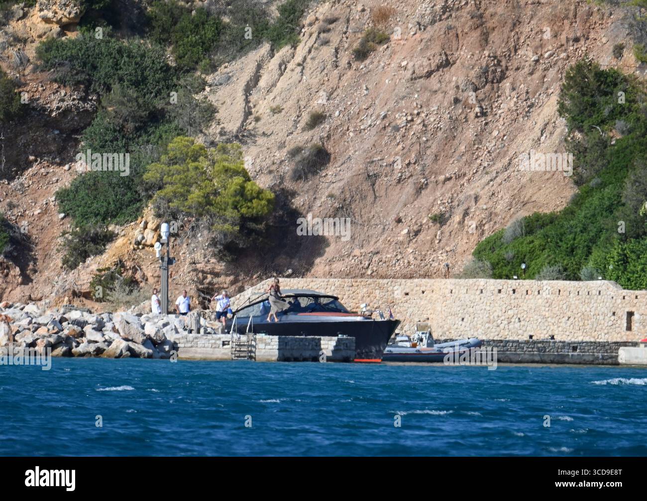 Kranidi, Grèce, 12 août 2025. Les Royals hollandais et leurs invités partent à bord d'un hors-bord battant pavillon néerlandais depuis l'embarcadère appartenant à la maison de vacances du roi Willem-Alexander et de la reine Maxima. La villa grecque du roi des pays-Bas a une superficie de quatre mille mètres carrés et est située à Kranidi, Péloponnèse. Crédit : Dimitris Aspiotis/Alamy Live News Banque D'Images