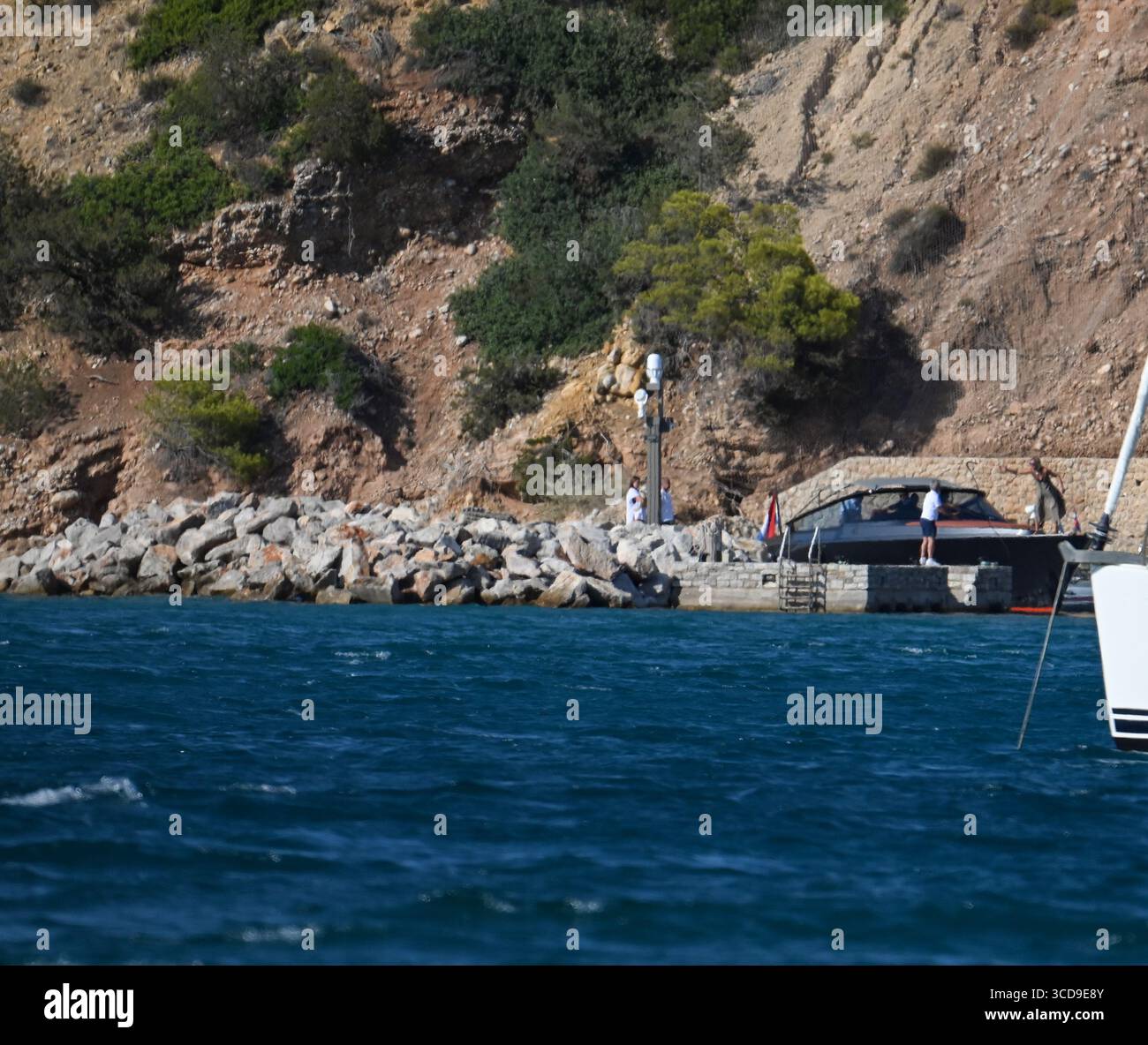Kranidi, Grèce, 12 août 2025. Les Royals hollandais et leurs invités partent à bord d'un hors-bord battant pavillon néerlandais depuis l'embarcadère appartenant à la maison de vacances du roi Willem-Alexander et de la reine Maxima. La villa grecque du roi des pays-Bas a une superficie de quatre mille mètres carrés et est située à Kranidi, Péloponnèse. Crédit : Dimitris Aspiotis/Alamy Live News Banque D'Images