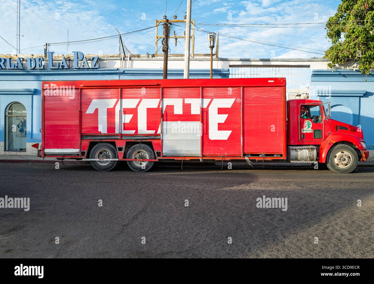La Paz, BCS, MX - 3 mai 2025 : un gros camion blanc Tecate roule dans une rue du centre-ville. Tecate a été la première bière au Mexique à être vendue en canette Banque D'Images
