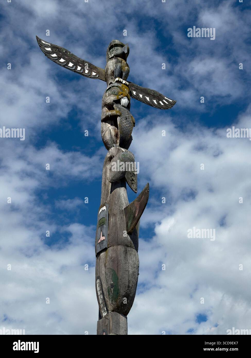 Totem célébrant l'avènement de l'autonomie gouvernementale pour le peuple indigineux de Sechelt sur la Sunshine Coast de la Colombie-Britannique, Canada. Banque D'Images