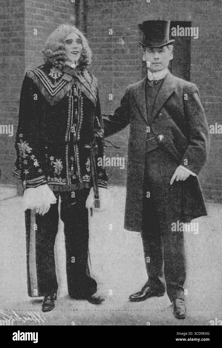Enigmarelle et son créateur, Frederick J. Ireland, créateur et propriétaire de l'automate. Enigmarelle, canular théâtral présenté comme un automate humanoïde mais opéré par une personne cachée, pose à côté d'un tableau noir lors d'une représentation. Exposée aux États-Unis et en Europe vers 1905, Enigmarelle est considérée comme une merveille scientifique et prétend réaliser des exploits tels que la marche, le vélo et l'écriture de son nom. Banque D'Images