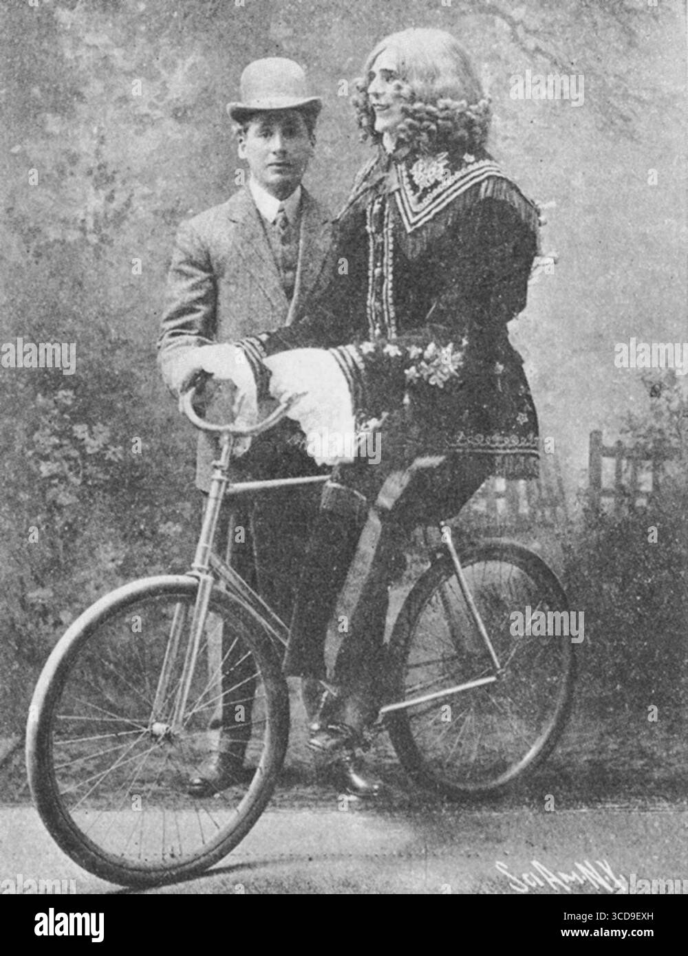 Enigmarelle, canular théâtral présenté comme un automate humanoïde mais opéré par une personne cachée, pose à côté d'un tableau noir lors d'une représentation. Exposée aux États-Unis et en Europe vers 1905, Enigmarelle est considérée comme une merveille scientifique et prétend réaliser des exploits tels que la marche, le vélo et l'écriture de son nom. Banque D'Images