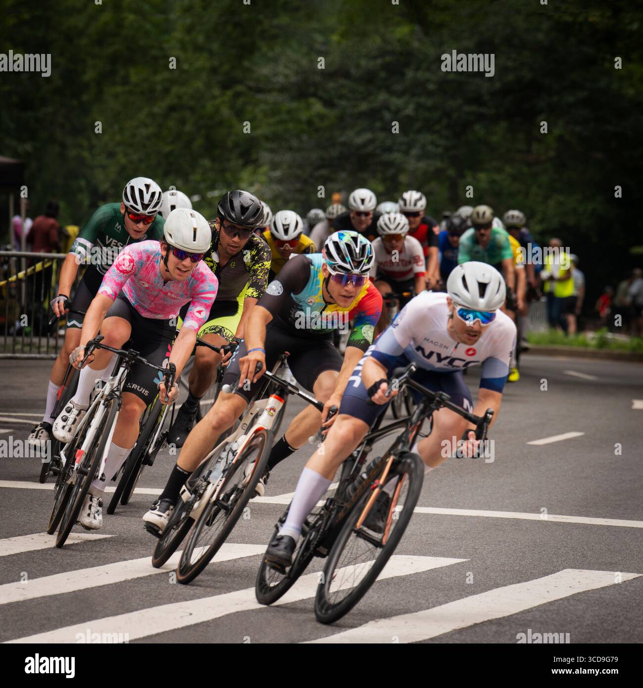 Hommes lors de la course cycliste CRCA Grant’s Tomb Criterium 2025, New York. La Century Road Club Association (CRCA), le plus grand club de course cycliste des États-Unis datant de 1898, parraine la course de début de saison dans les rues fermées de la ville de New York sur Riverside Drive et 120th Street autour de Grant’s Tomb dans le coin nord-ouest de la ville. Selon le CRCA, plus de 330 hommes, femmes, jeunes et maîtres professionnels et amateurs (35+ à 65+) se sont inscrits à l’événement d’une journée. Photo montrer les hommes de catégorie 3 / 4 s'éloignant de la tombe sur Riverside Drive, pendant leur après-midi de 50 minutes Criterium Banque D'Images