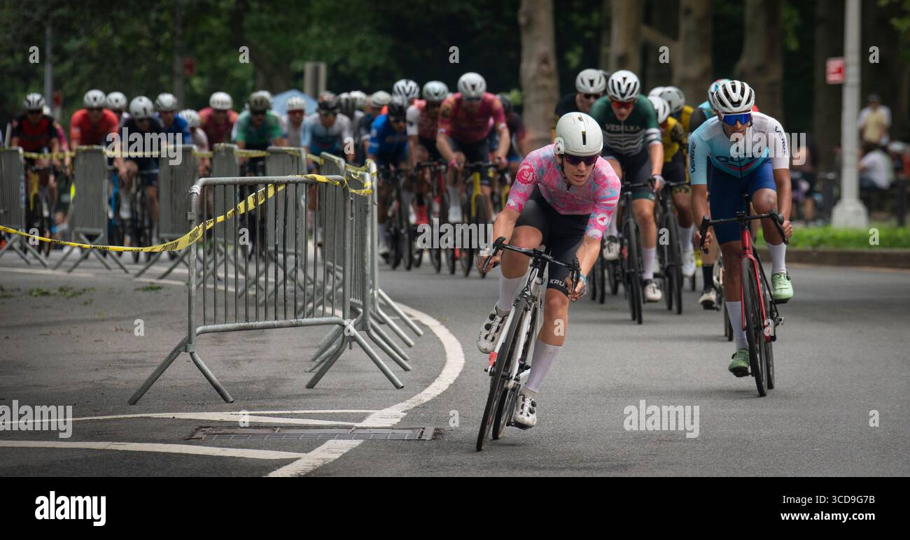 Hommes lors de la course cycliste CRCA Grant’s Tomb Criterium 2025, New York. La Century Road Club Association (CRCA), le plus grand club de course cycliste des États-Unis datant de 1898, parraine la course de début de saison dans les rues fermées de la ville de New York sur Riverside Drive et 120th Street autour de Grant’s Tomb dans le coin nord-ouest de la ville. Selon le CRCA, plus de 330 hommes, femmes, jeunes et maîtres professionnels et amateurs (35+ à 65+) se sont inscrits à l’événement d’une journée. Photo montrer les hommes de catégorie 3 / 4 s'éloignant de la tombe sur Riverside Drive, pendant leur après-midi de 50 minutes Criterium. Banque D'Images