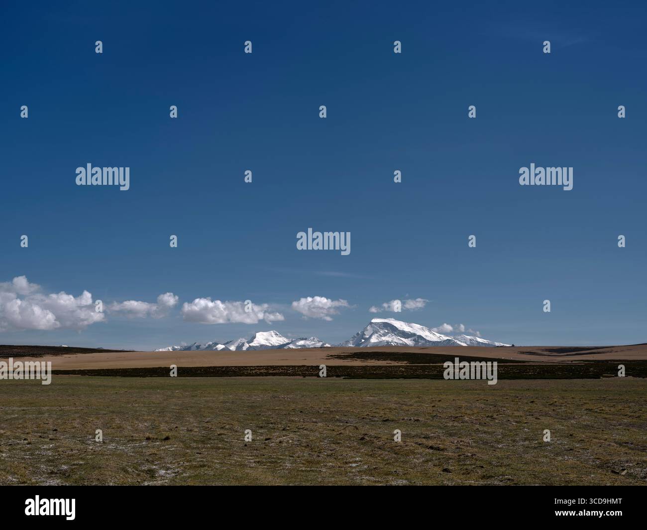 vue sur le mont namunani (ou naimona'nyi) sous le ciel bleu dans la région d'ali, tibet, chine Banque D'Images
