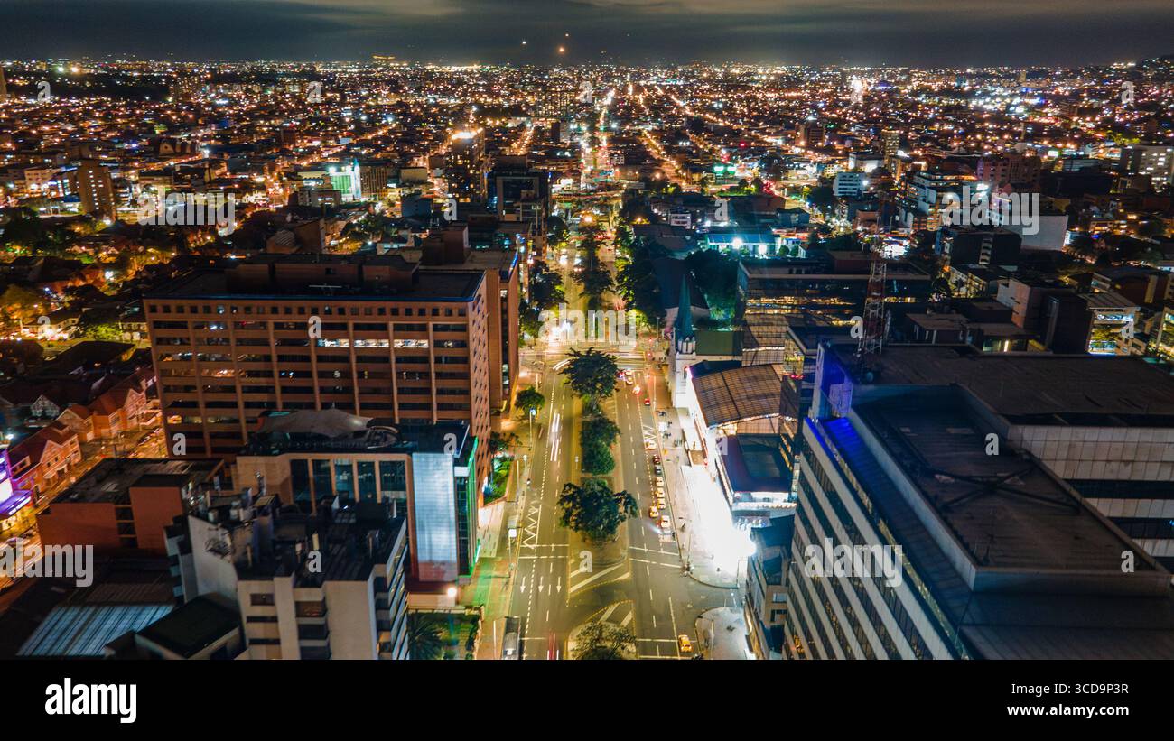 Une vue aérienne époustouflante de Bogotá, Colombie la nuit, mettant en valeur les lumières vibrantes de la ville et les rues animées. Banque D'Images