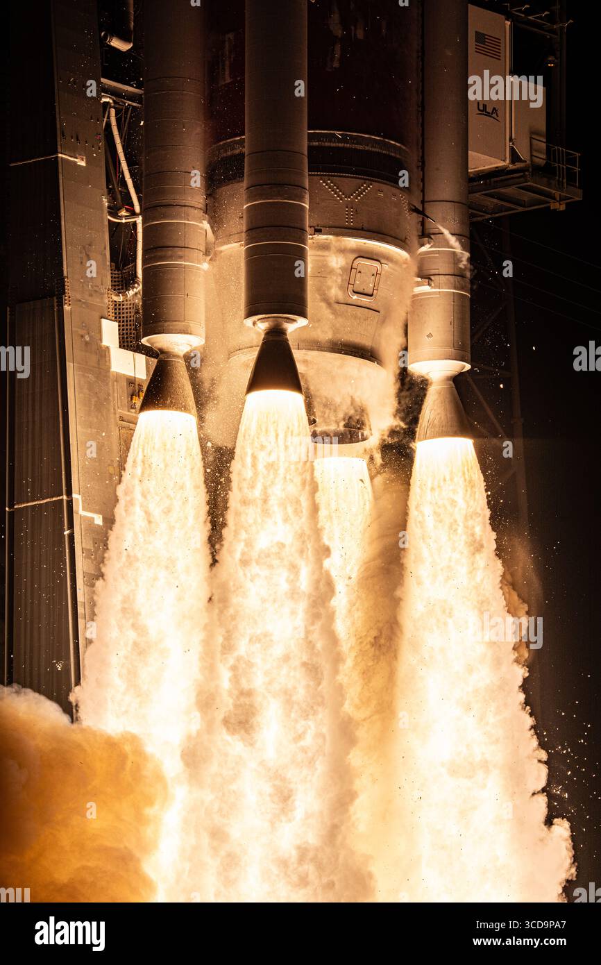 Cap Canaveral, États-Unis. 12 août 2025. United Launch Alliance lance sa fusée Vulcan le 12 août 2025 depuis SLC-41 à Cape Canaveral, FL. (Photo de Michael Cain Jr./Sipa USA) crédit : Sipa US/Alamy Live News Banque D'Images