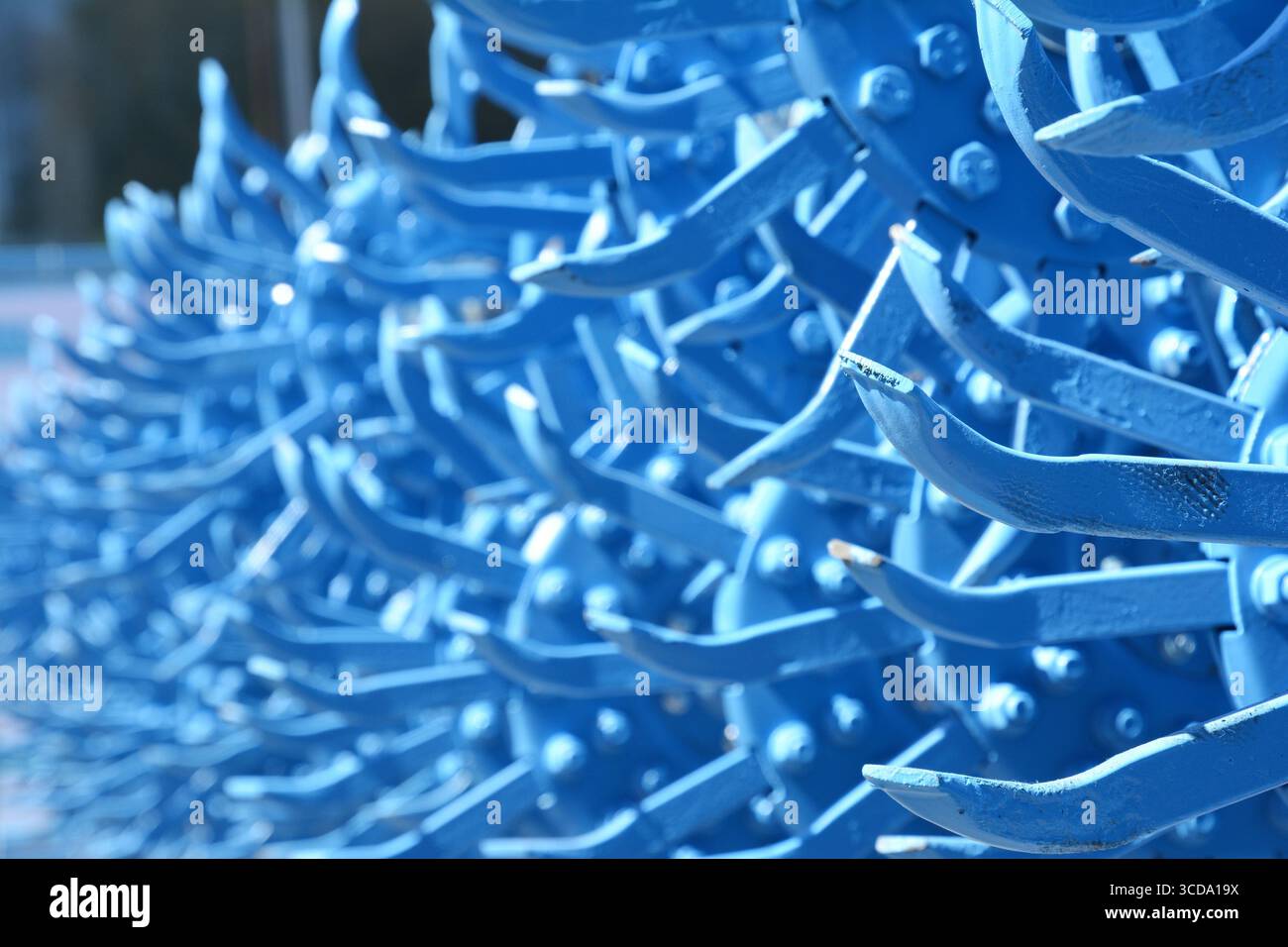 Gros plan sur les machines agricoles de haute technologie de travail du sol, les herses à disques, l'accessoire de tracteur pour la préparation du sol. Banque D'Images