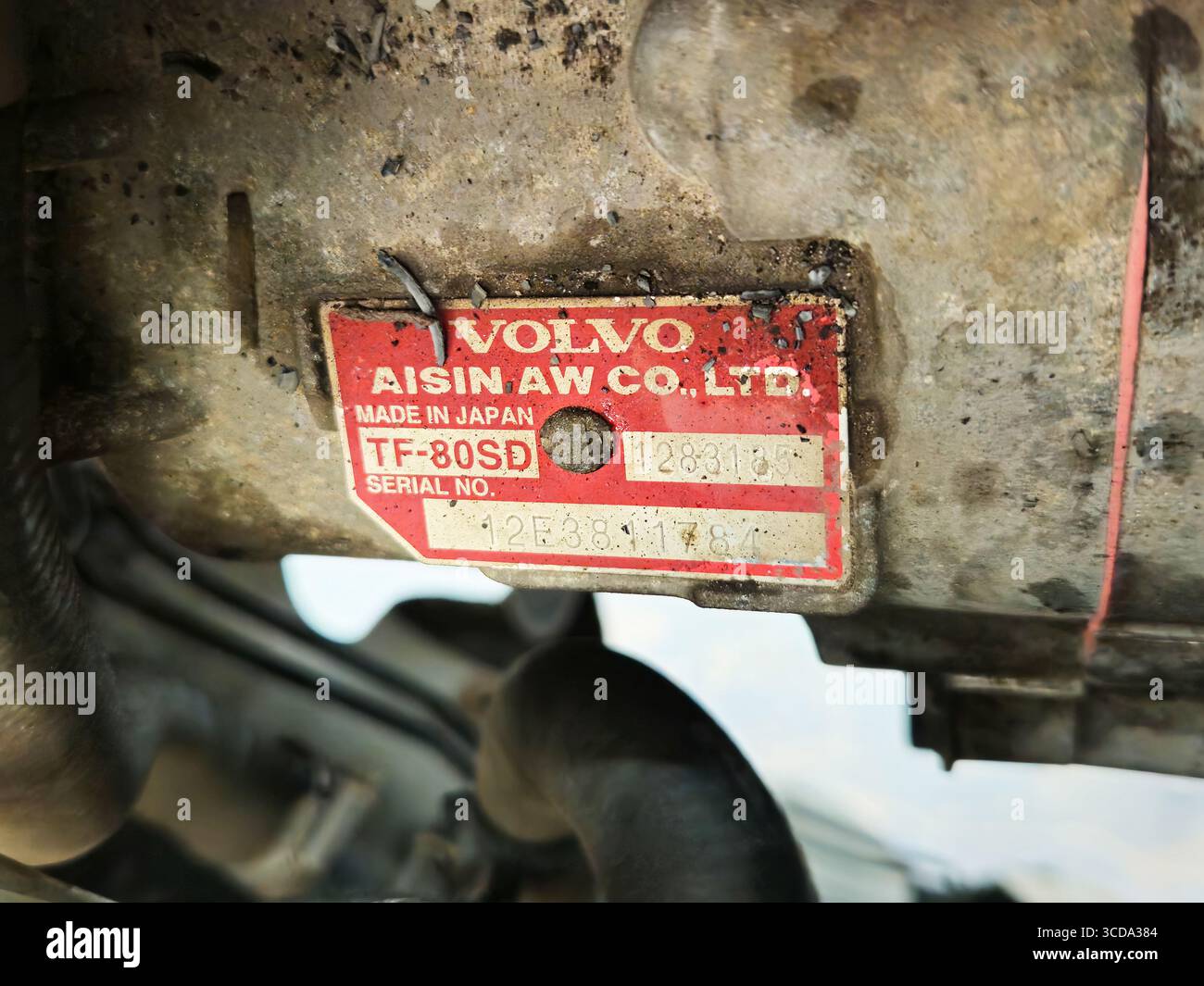 Gros plan de la plaque d'identification de la transmission automatique Volvo Aisin AW TF-80SD, fabriqué au Japon Banque D'Images