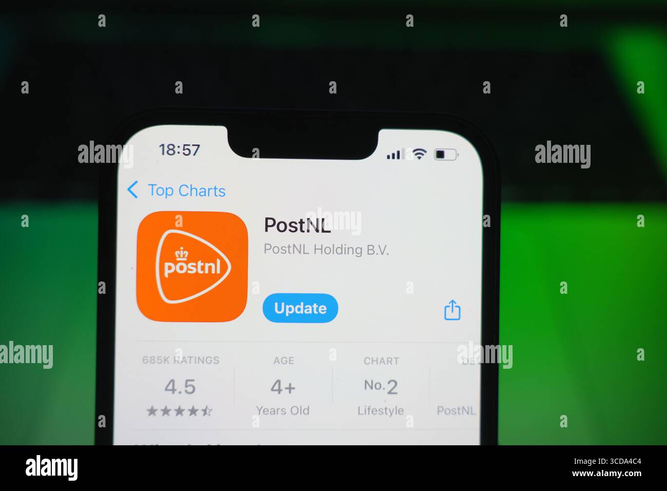 Roosendaal, pays-Bas - 09 août 2025 : un smartphone affichant le logo de PostNL dans l'App Store. Banque D'Images