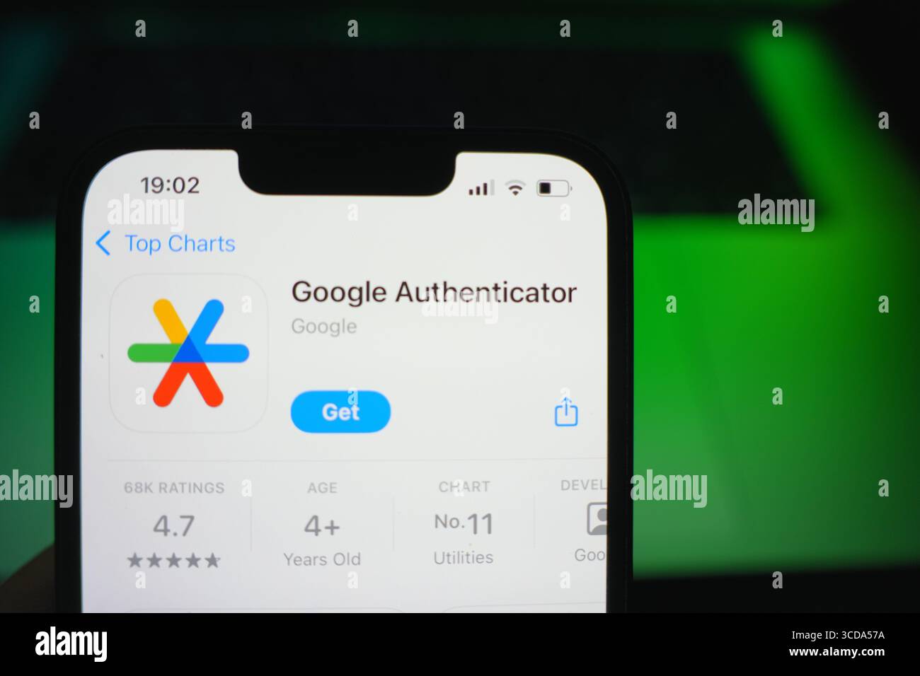Roosendaal, pays-Bas - 09 août 2025 : un smartphone affichant le logo de Google Authenticator dans l'App Store. Banque D'Images