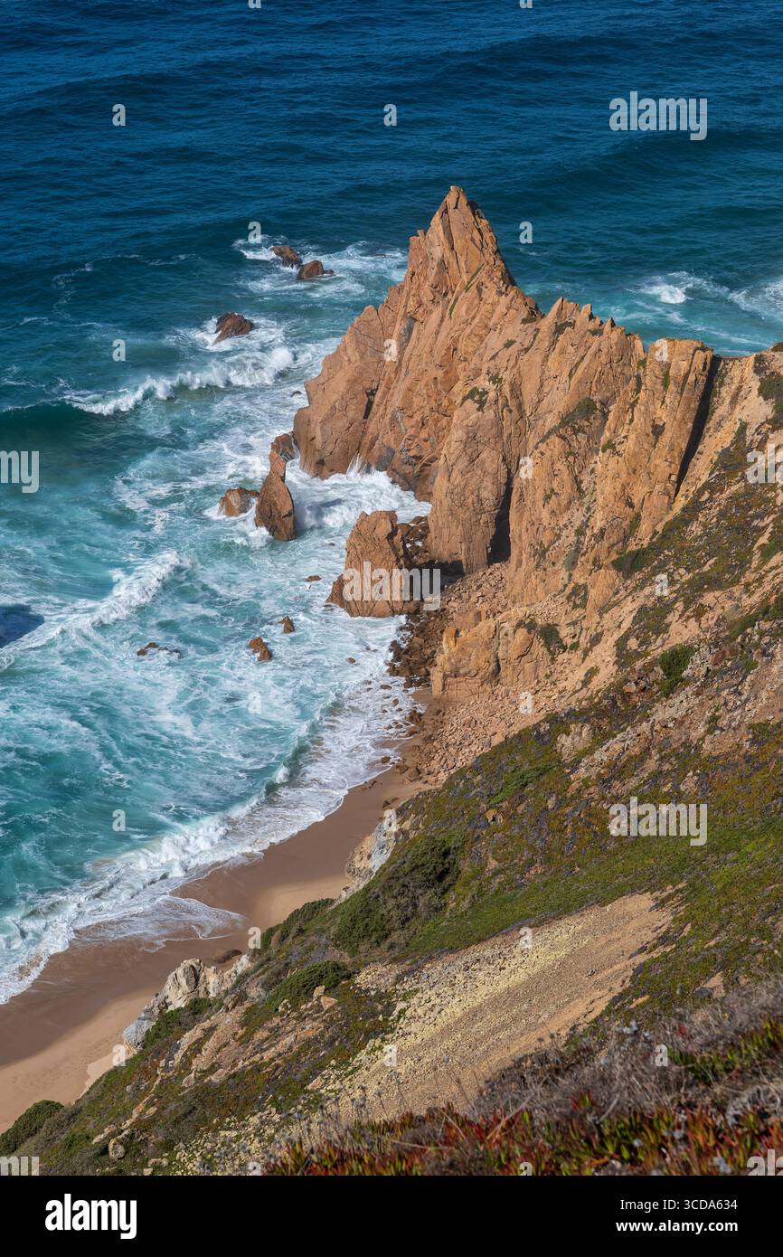 Littoral pittoresque de l'océan Atlantique au Portugal, au nord du Cap Roca, région de Colares. Banque D'Images