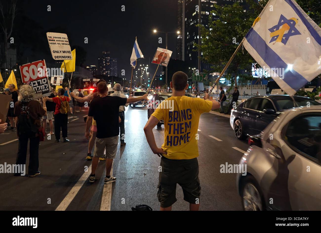 TEL AVIV, ISRAËL - 12 AOÛT : des manifestants arborent des pancartes et des drapeaux alors qu'ils scandent des slogans lors d'une manifestation devant le siège de Tsahal appelant à la fin de la guerre à Gaza et à une action urgente pour ramener les otages restants en Israël. Le 12 août 2025 à tel Aviv, Israël. Le rassemblement fait suite à l'approbation des plans du premier ministre israélien Benjamin Netanyahu visant à étendre l'occupation de la bande de Gaza par Tsahal pour prendre le contrôle total de la ville de Gaza. Banque D'Images