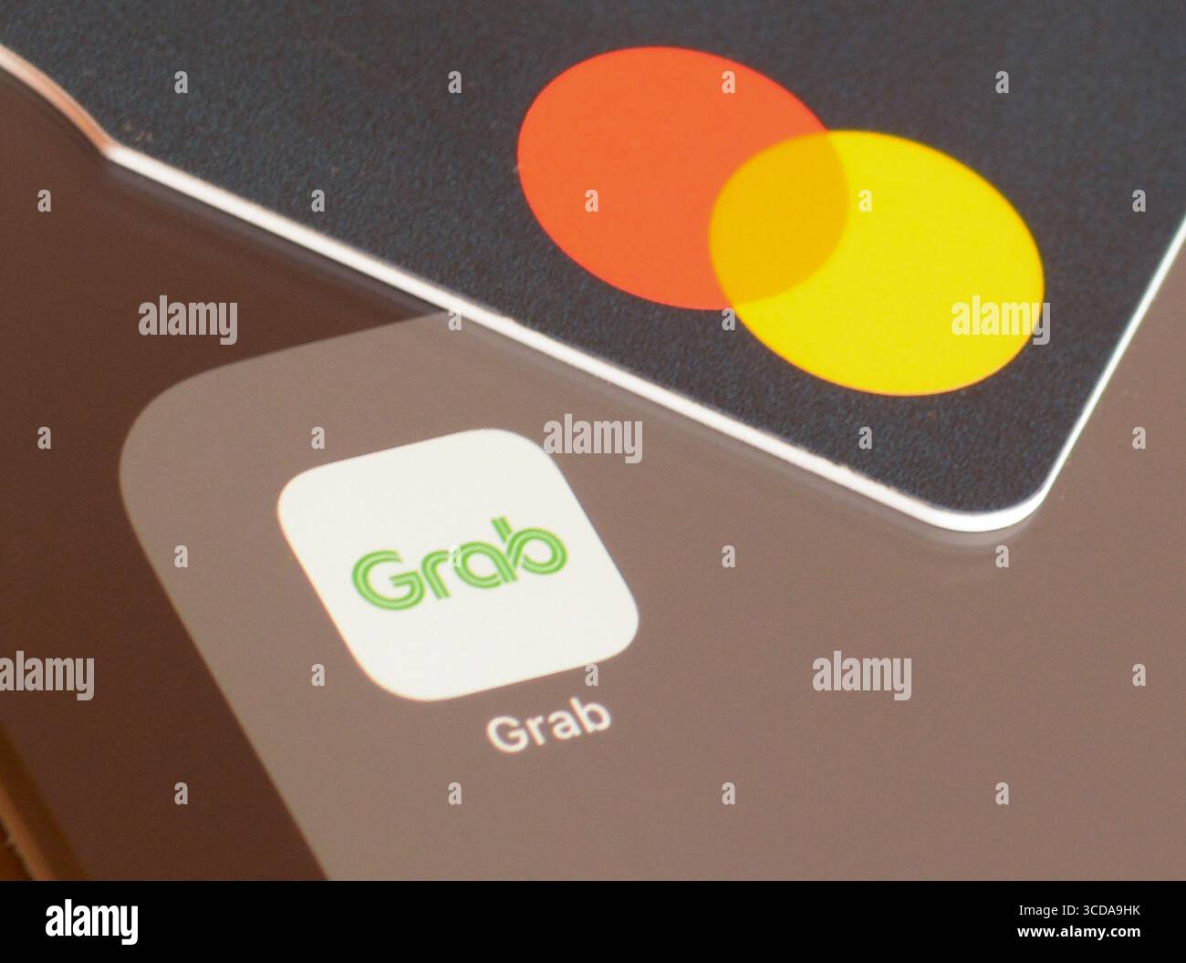 Prenez Ride Hailing app sur l'écran de smartphone avec Mastercard pour le paiement Banque D'Images