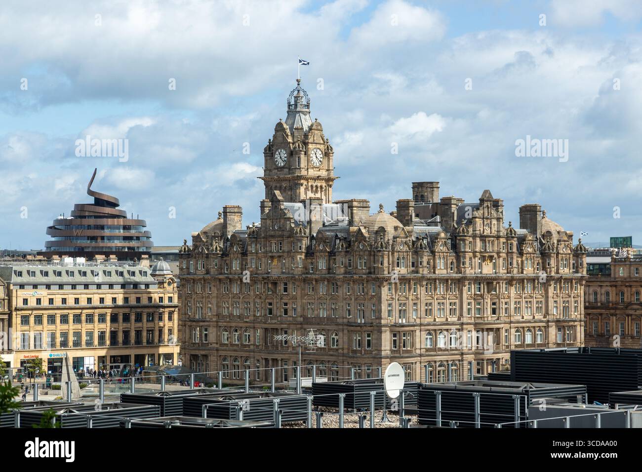 The Spiral of the W Hotel et le célèbre Balmoral Hotel vus de The Mound, Édimbourg, Écosse Banque D'Images
