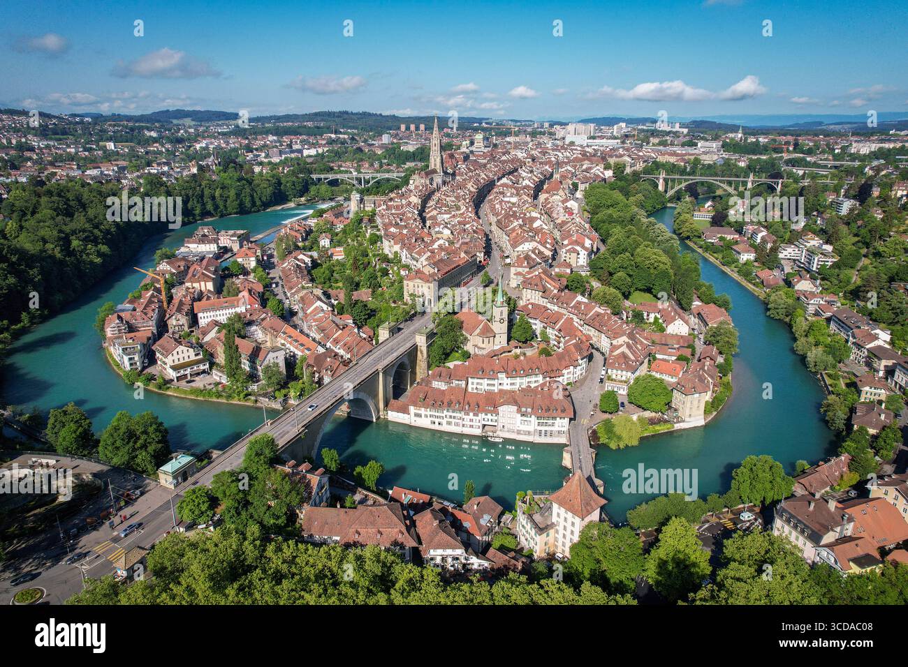 Vue aérienne de l'Aar embrassant la vieille ville avec ses toits rouges et la Berne Minster perçant le ciel, Berne, Canton de Berne, Suisse. Banque D'Images