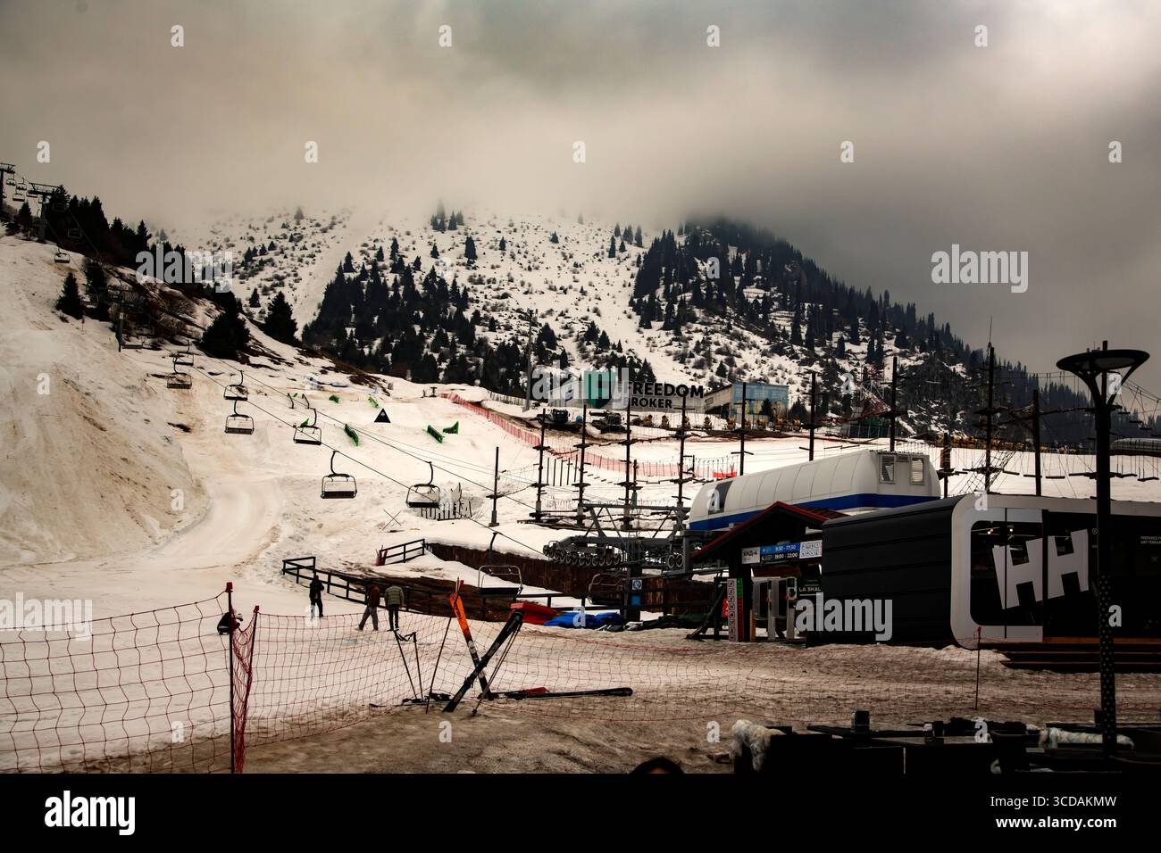 Remontée mécanique de montagne, station de ski de Medeo, qui abrite la plus haute patinoire du monde, Almaty, Kazakhstan Banque D'Images