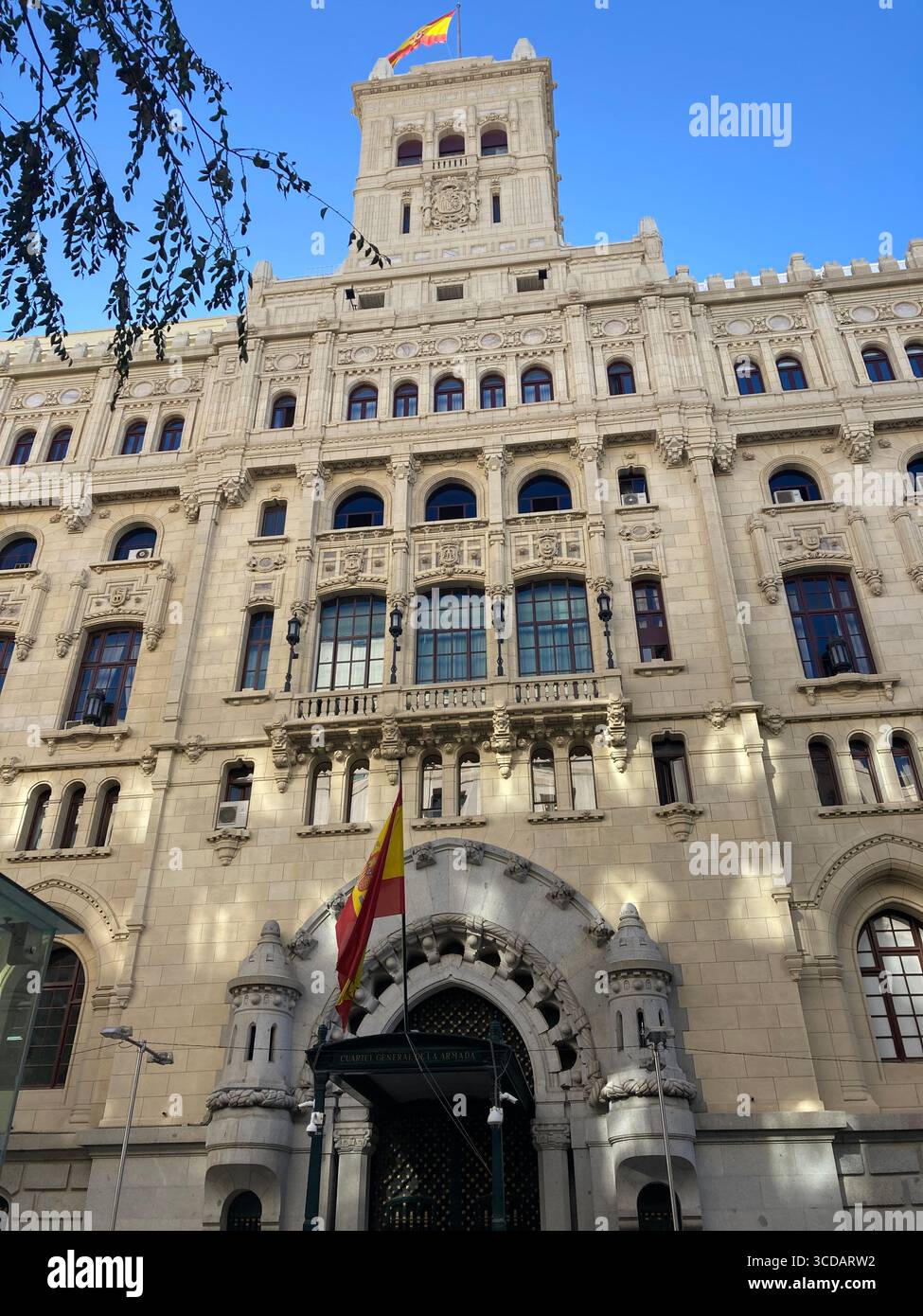 Vues de la ville sur les rues et les bâtiments de Madrid, capturant l'architecture urbaine, la vie dans la rue et le paysage urbain atmosphérique dans un cadre urbain dynamique en milieu de journée. Banque D'Images