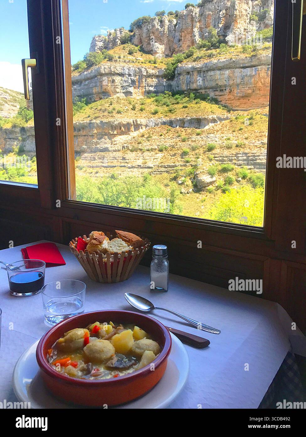Menestra sert dans un restaurant près d'une fenêtre. Orbaneja del Castillo, province de Burgos, Espagne. Banque D'Images
