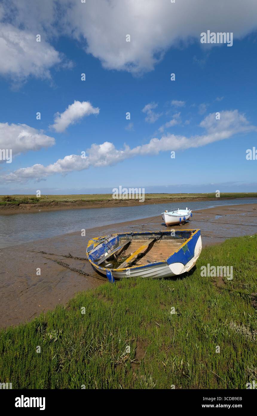 bateaux amarrés, marais salants de blakeney, nord du norfolk, angleterre Banque D'Images