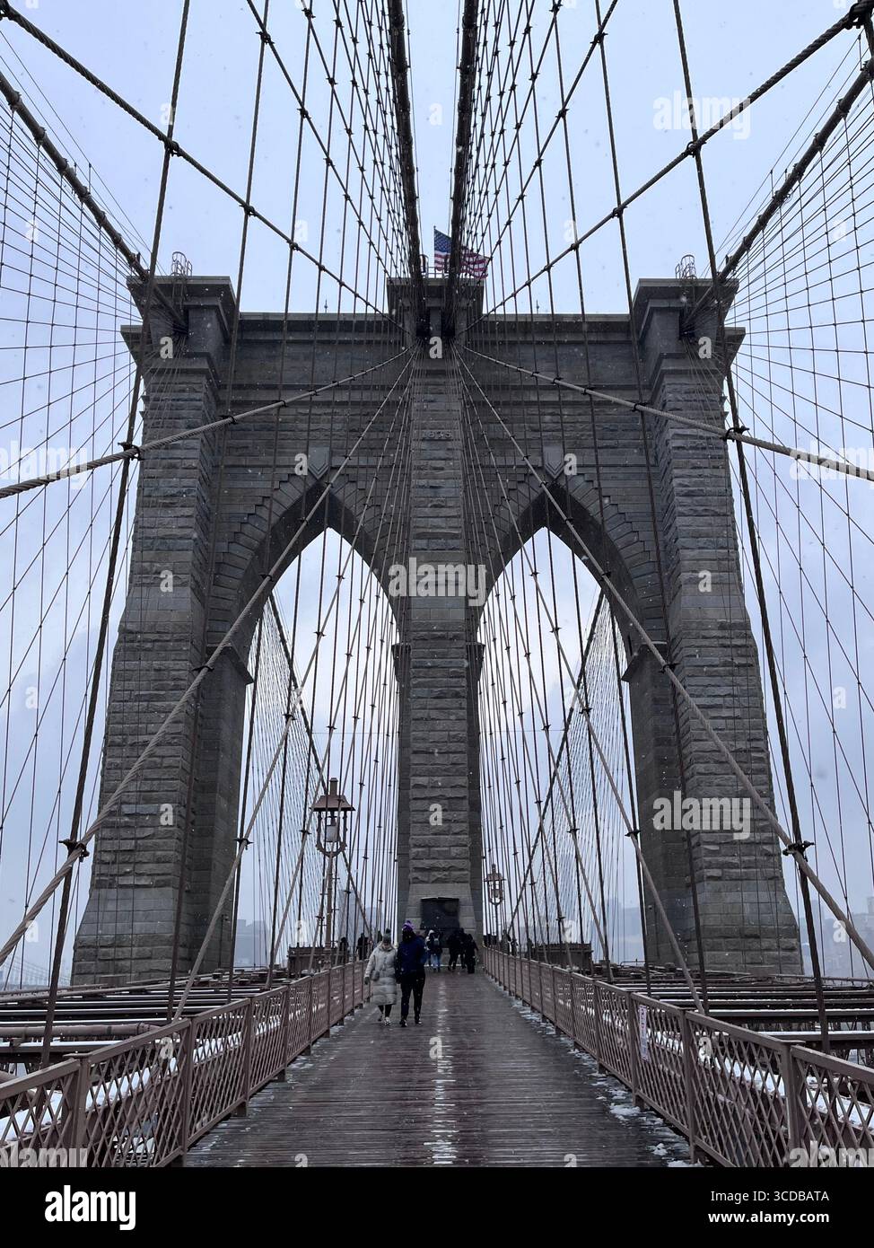 Skyline emblématique de New York avec des gratte-ciel imposants et une atmosphère hivernale impeccable, mettant en valeur l'architecture de Manhattan dans les moindres détails. - Image de stock capturée avec un smartphone