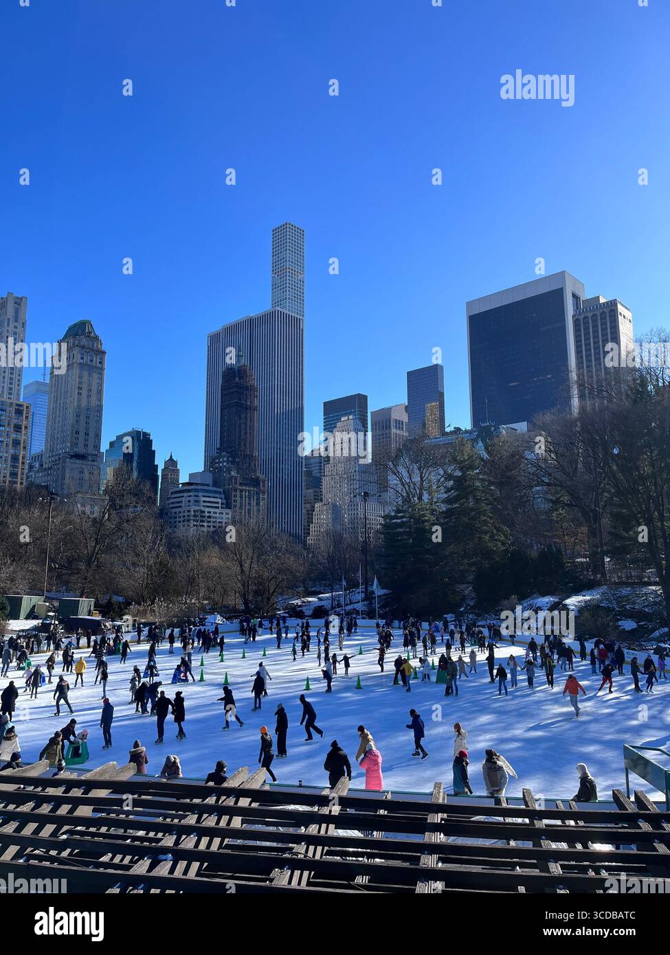 Skyline emblématique de New York avec des gratte-ciel imposants et une atmosphère hivernale impeccable, mettant en valeur l'architecture de Manhattan dans les moindres détails. - Image de stock capturée avec un smartphone